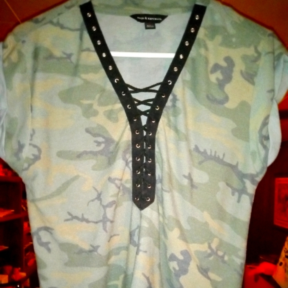 Rock and Republic camo top size small